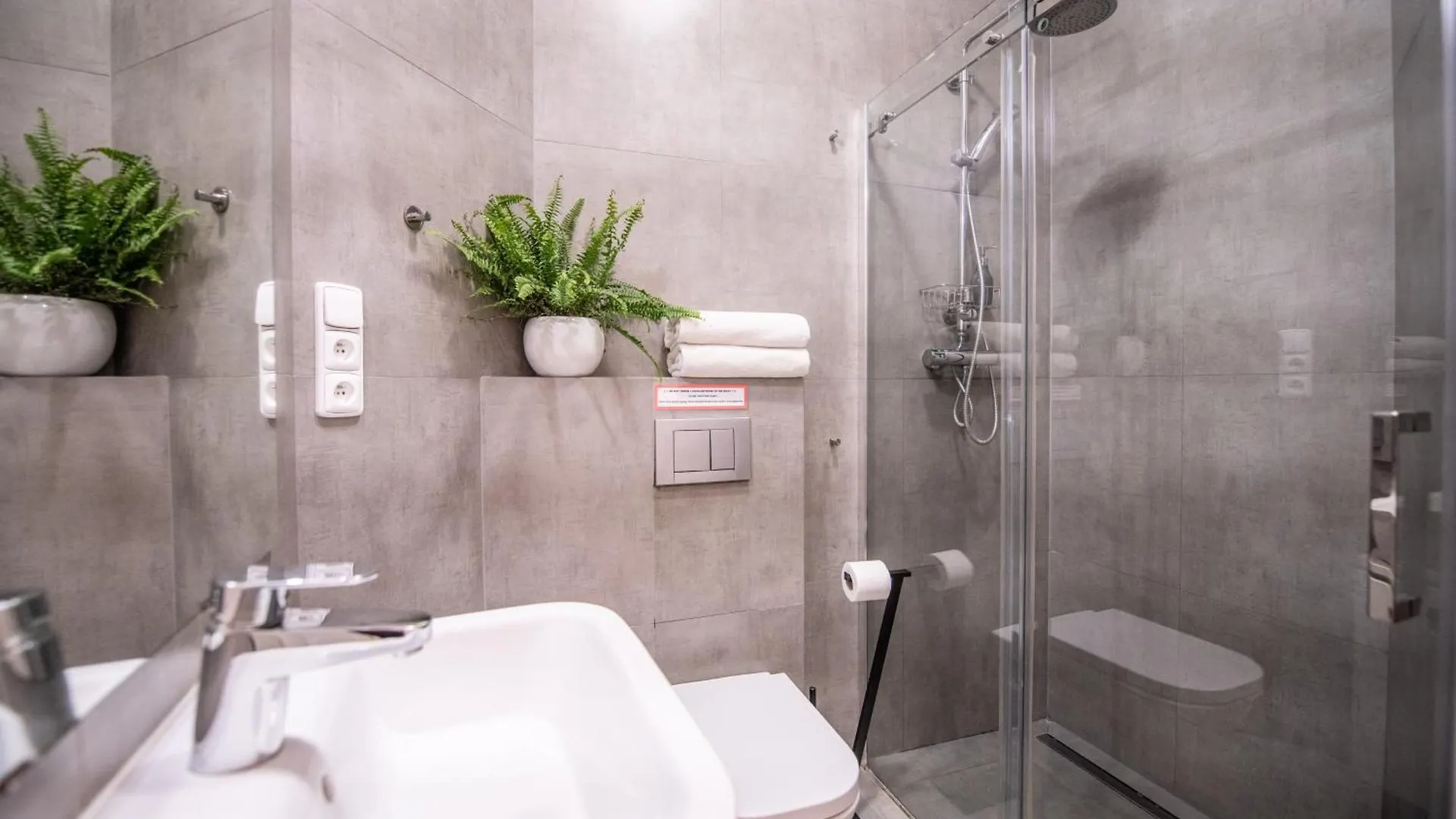 Modern Downtown Apt - Renovated, On Ideal Location Prague